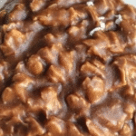 Easy No-Bake Keto Cookies - A Low Carb Treat for Beginners 4 Leckeres Keto Cookies Rezept frisch zubereitet auf weißem Teller