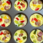 Mini Breakfast Omelets: Easy & Customizable Recipe for Busy Mornings 4 Leckeres Mini Breakfast Omelets Rezept frisch zubereitet auf weißem Teller