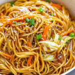 One-Pot Teriyaki Noodles - A Quick and Easy Recipe for Beginners 2 Leckeres One-Pot Teriyaki Noodles Rezept frisch zubereitet auf weißem Teller